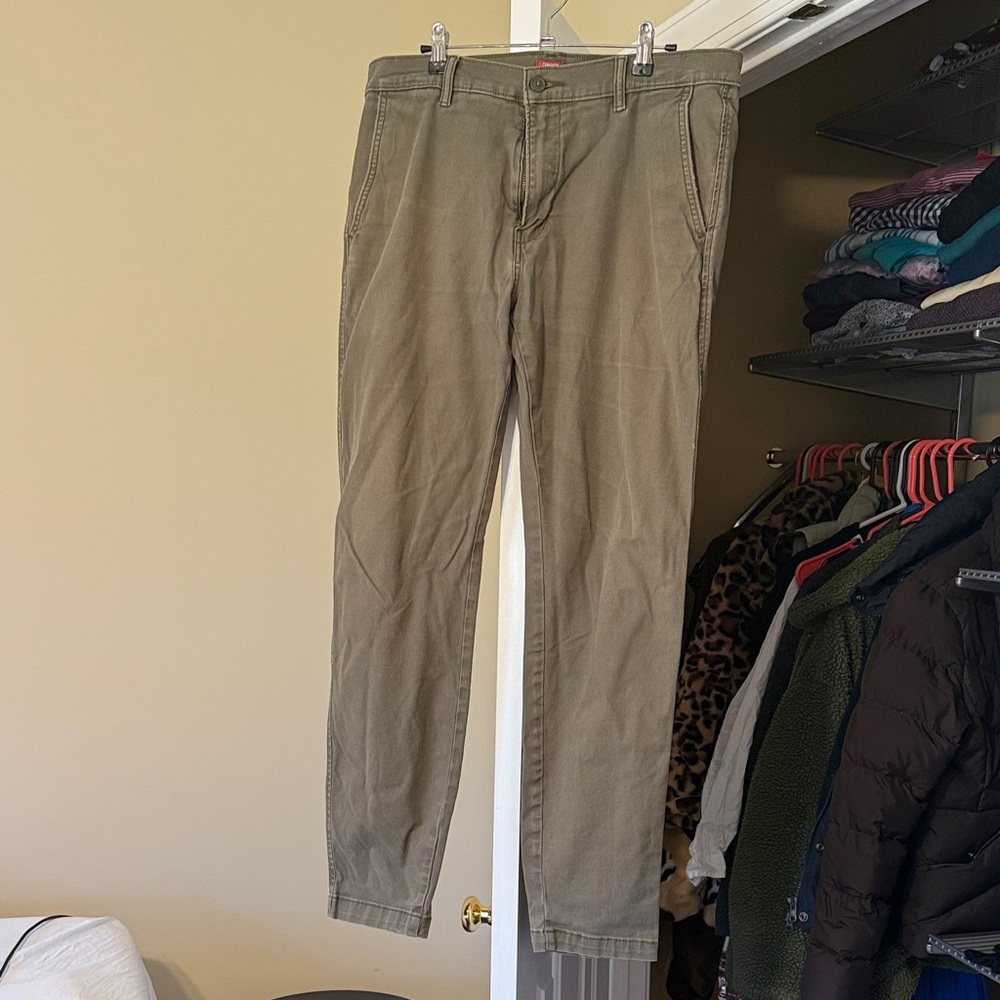 Levi’s Classic Men's Khaki Chinos